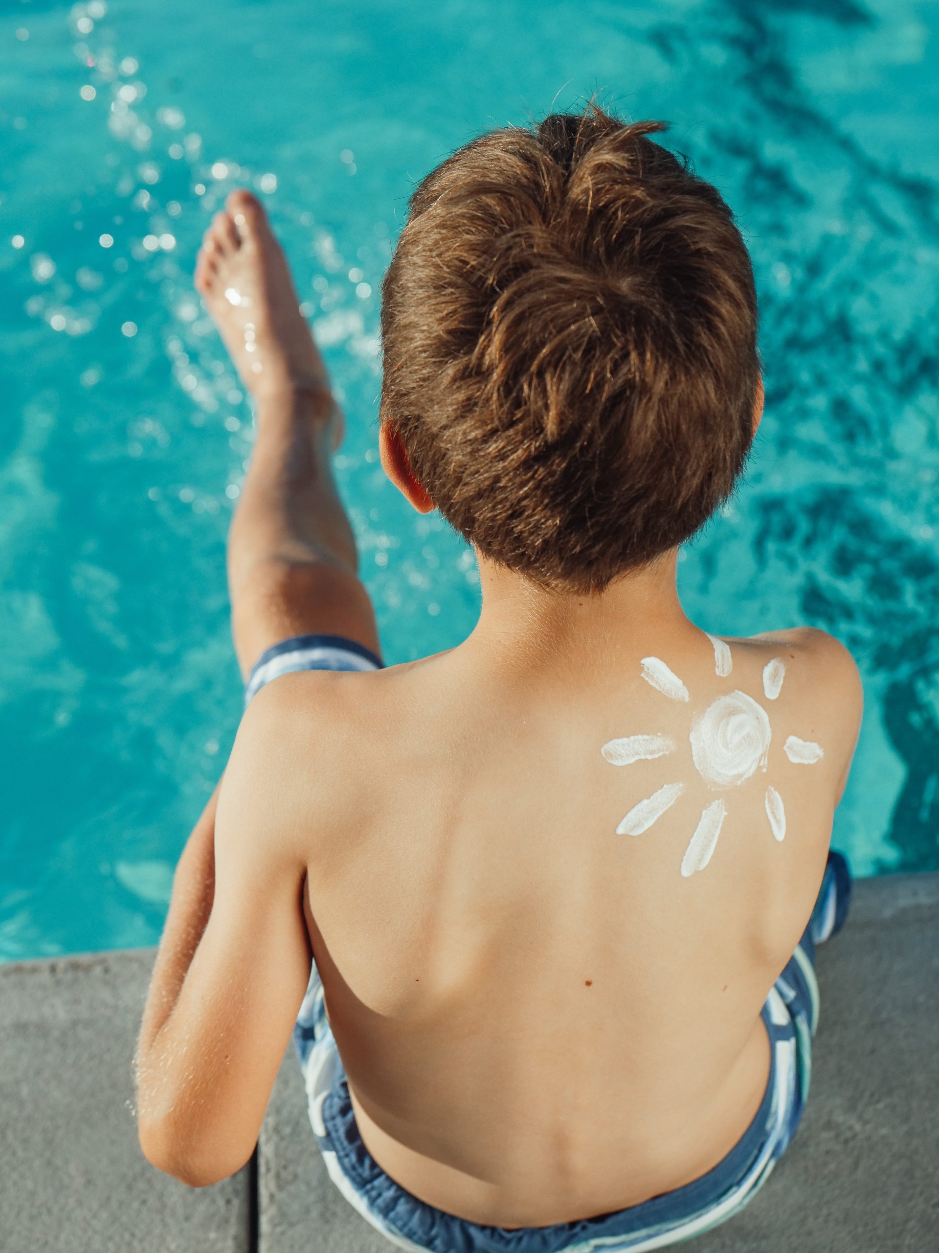 pexels-kindel-media-8215108 crème solaire enfant